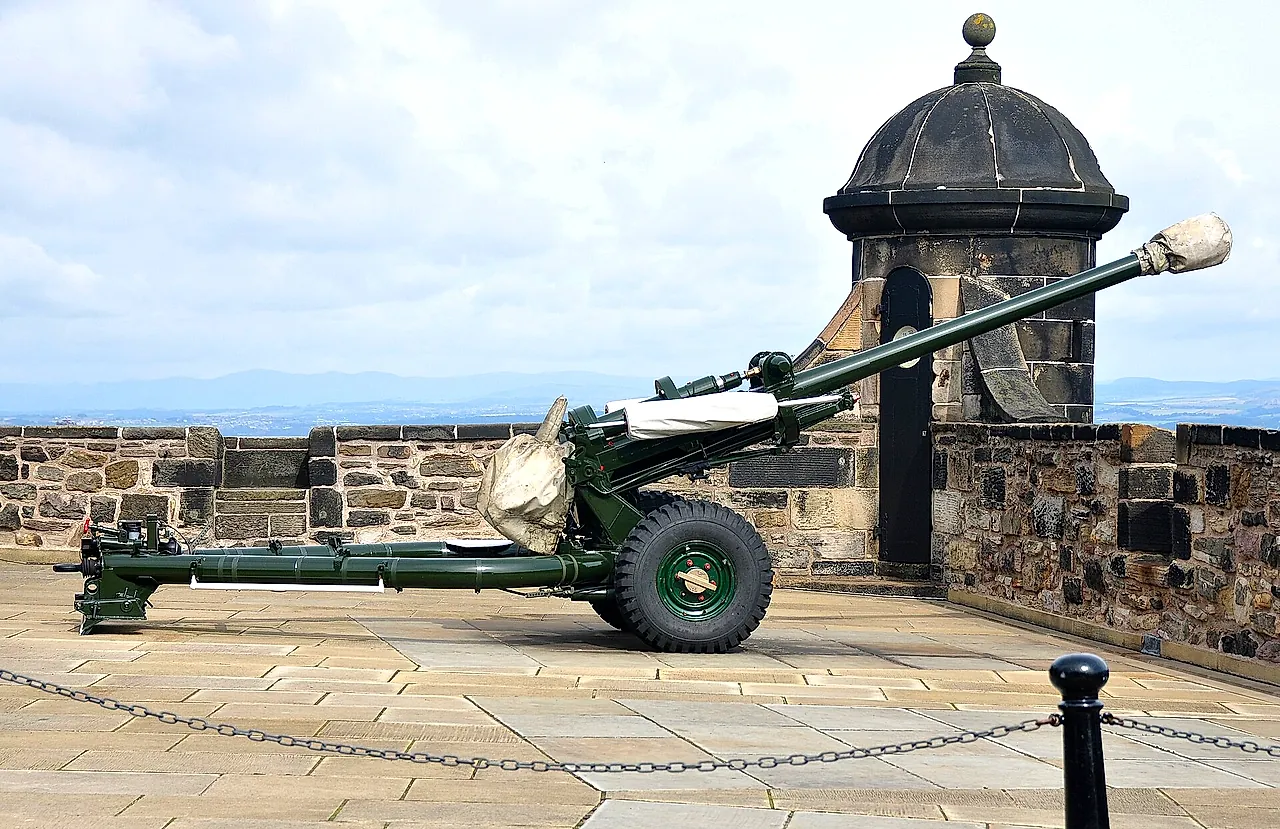 The One O'Clock Gun, a green field gun pointing over the ramparts next to a stone sentry box on the castle wall
